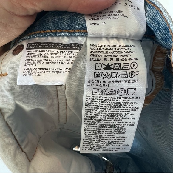 Levi light wash denim jean shorts - Picture 3 of 4